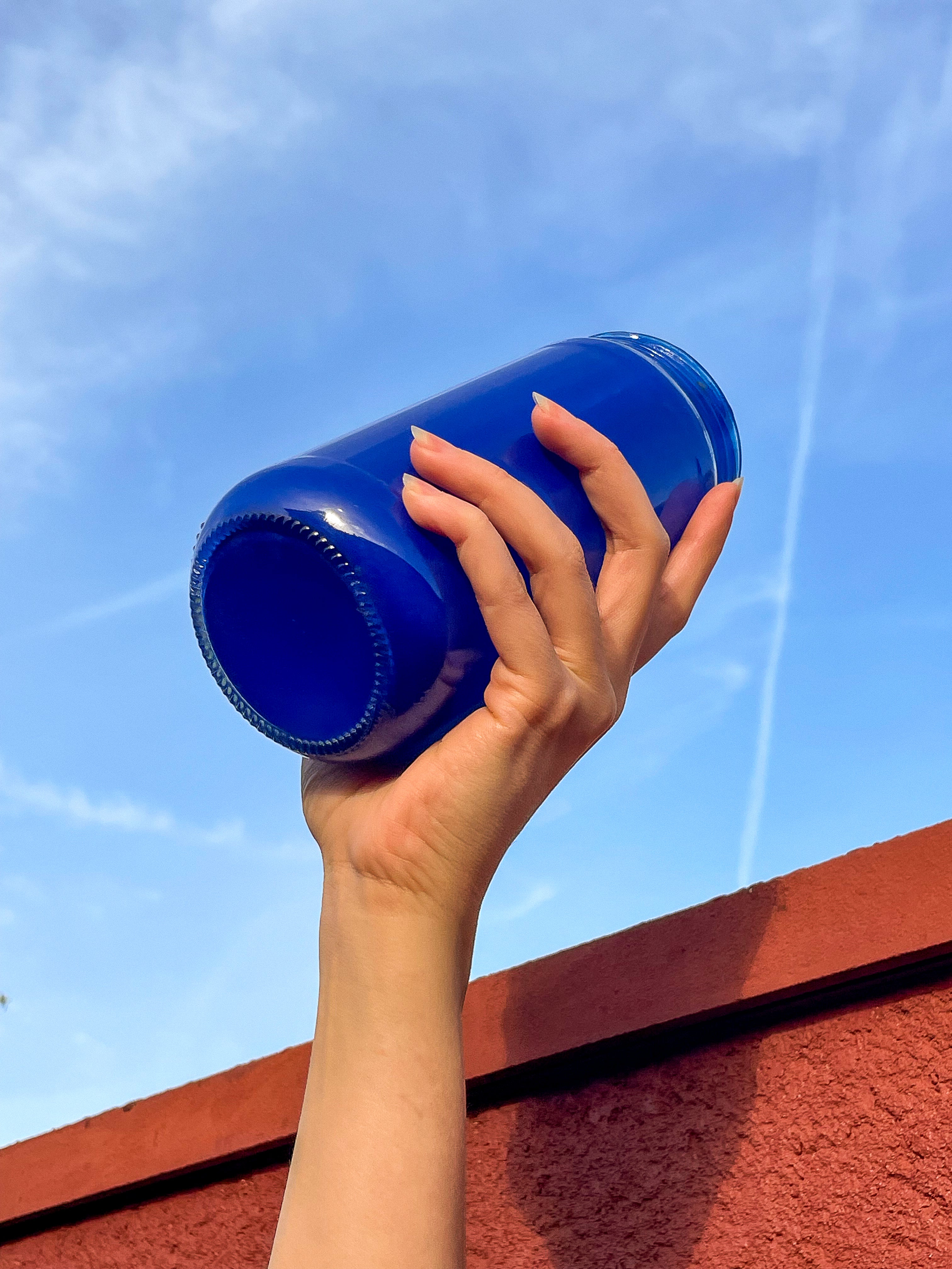 amatxi-main-pot-peinture-bleue-vegan-ciel