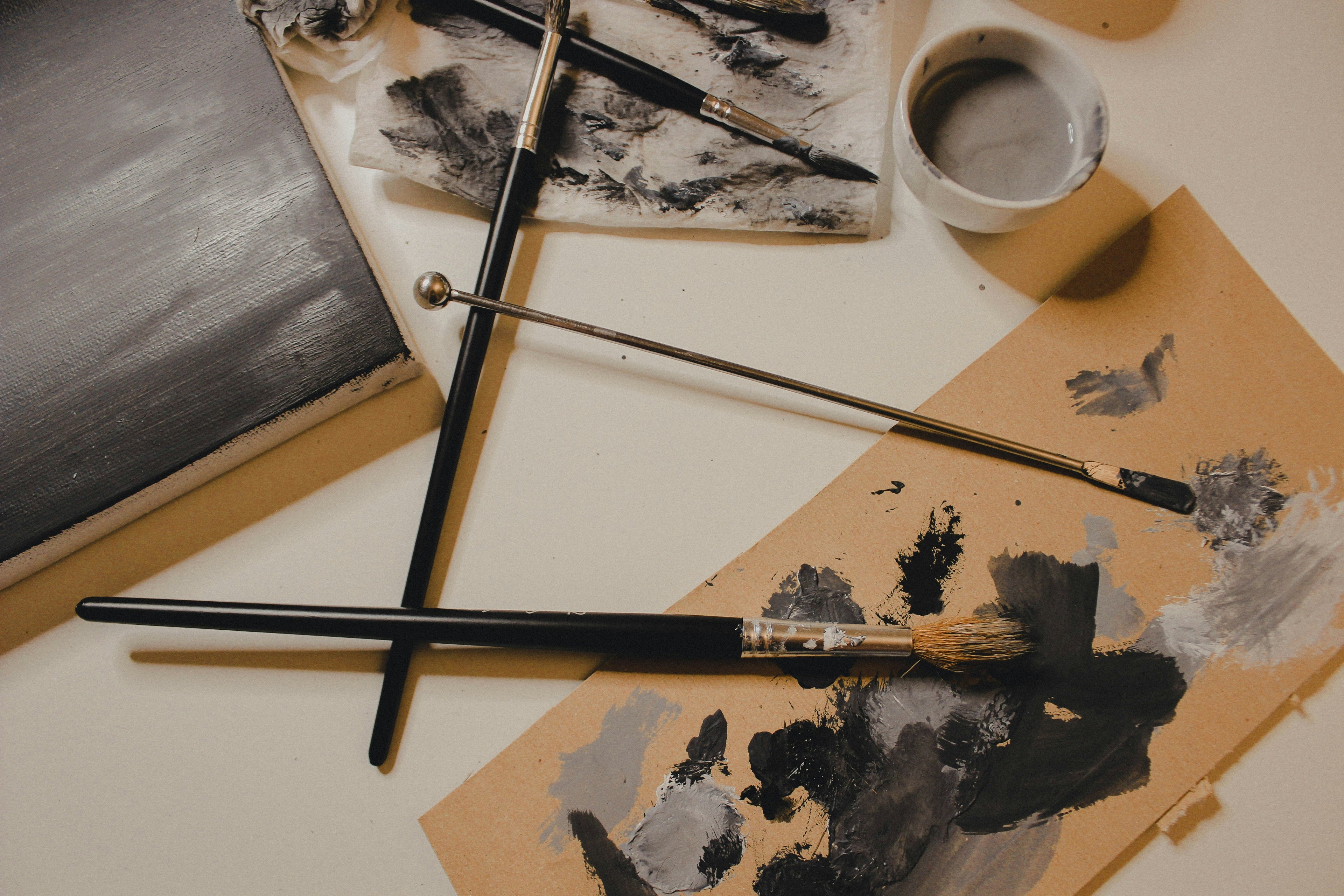 amatxi-pinceaux-atelier-désordre-peinture-gris-noir-art-durable